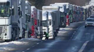 Polşalı fermerlər keçid məntəqəsində Ukrayna yük maşınlarına hücum edib  - VİDEO