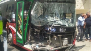 Bakıda avtomobil avtobusa çırpılıb, xəsarət alan var 