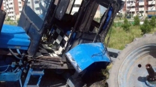 В Джалилабаде «Mercedes» столкнулся с трактором; водитель автомобиля скончался на месте аварии 