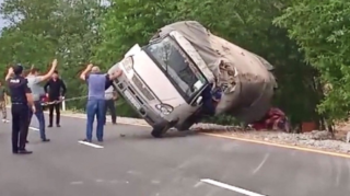 Gəncədə "Qazel" iki maşına çırpılaraq aşdı 