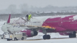 Güclü qar səbəbindən Batumi aeroportunda 8 aviareys təxirə salınıb 