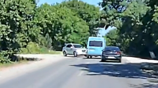 Yola baxmadan çıxan sürücü özü ilə yanaşı 2 sürücünü ölümlə üz-üzə qoydu - VİDEO