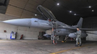 Pilot selfi çəkdirdi, təyyarələrə 600 min dollar ziyan dəydi 