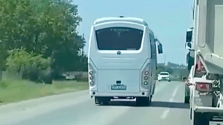 Əks yola çıxan avtobus sürücüsü sərnişinləri görün necə təhlükəyə atdı    - VİDEO