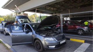 Estoniya sərhəddə qalmış maşınları satır 