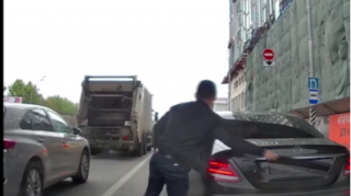 Maşının nömrələrini açıb ardıcıl qayda pozdu  - VİDEO