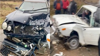 В Бейлагане ВАЗ врезался в Mercedes, один из водителей пострадал — ВИДЕО 