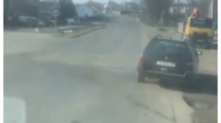 Sərxoş sürücü idarəetməni itirib avtobusa çırpıldı  - VİDEO