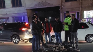 Gəncədə minik maşını motosikletlə toqquşub   - FOTO
