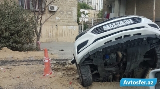 Bakıda asfaltı qazdılar, "xam" sürücünün maşını bu hala düşdü - FOTO 