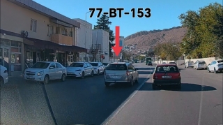 Sürücü 1 maşın qabağa düşmək üçün əks yola çıxdı - VİDEO