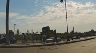 Özü və başqalarının həyatına təhlükə yaradan piyadanı yol polisi saxladı - VİDEO 