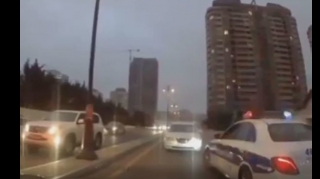В Баку дорожная полиция  проучила водителя, выехавшего на "встречку" - ВИДЕО