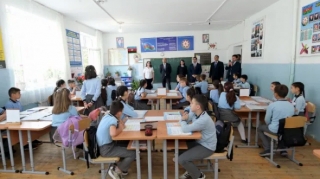 Nazirə müəllimi haqqında danışan şagird ağladı - VİDEO 