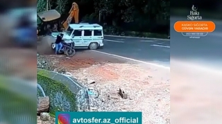 "Galenwagen" yüksək sürətlə traktora girdi: motosikletçi xilas oldu  - VİDEO