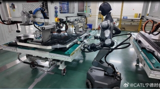 Elektromobil batareyalarını robotlar daha keyfiyyətlə yığır - FOTO