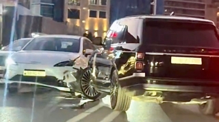 Водитель Range Rover пересек двойную линию и столкнулся с двумя автомобилями — ВИДЕО 