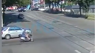 Səbrsiz moped sürücüsü ilə avtomobil toqquşdu;qəza anbaan kameraya düşdü   - VİDEO