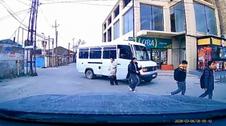 Binədə sürücüdən təhlükəli hərəkət –  Məktəbliləri yolun ortasında düşürdü  - VİDEO