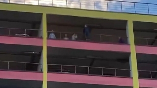 Parkinqdə  yeniyetmələrin təhlükəli oyunları   - VİDEO