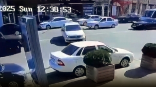 “Gelandewagen”lə toqquşan “Volkswagen Polo” bu hala düşdü; yaralılar var - VİDEO 