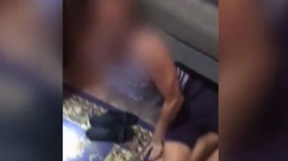 Adam oğrusu polislərdən divanın altında gizləndi  - VİDEO