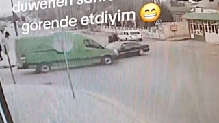 Gülməli qəza:  Yola çıxan iki “Mercedes” bir-birinə dəydi   - VİDEO