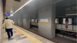 Metroda yanğın: Sərnişinlər təxliyə edildilər - FOTO - VİDEO