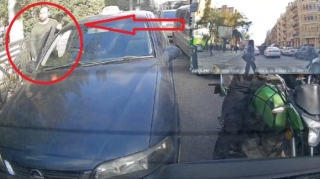Xanım təlimçi ilə taksi sürücüsü  arasında yolayrıcında dava düşdü   - VİDEO