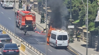Bakıda yanan mikroavtobus söndürüldü - YENİLƏNİB 