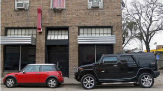 Sürücülər yolda bahalı maşına sakit, ucuz maşına aqresiv reaksiya verir - VİDEO   