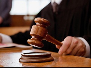 Oyuncaq tapança ilə basqına gedən gənclər hakim qarşısında