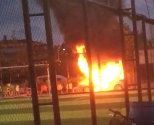 Oğul atası ilə mübahisə etdi: kişinin avtomobilini yandırdı - VİDEO