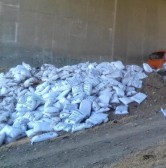 Körpünün altına kimyəvi maddələrlə dolu kisələr atılıb - FOTO