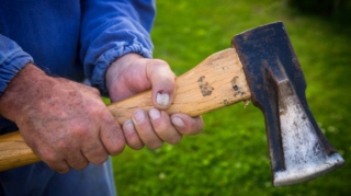 Paytaxtda kişi arvadını baltalayıb öldürdü 
