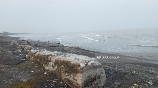 Lənkəranda geri çəkilən Xəzər dənizində nəhəng beton bünövrələr üzə çıxıb - FOTO 