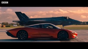 Qırıcı təyyarə idman maşını ilə yarışdı - VİDEO