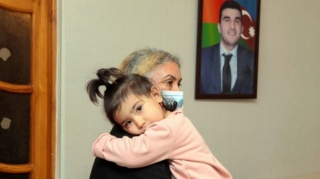 Şəhid anası oğluna hazırladığı bağlamaları kimsəsiz uşaqlara hədiyyə etdi   - FOTO