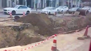 Binəqədi yolunu hansı qurum bu hala salıb? - Boynuna alan yoxdur - VİDEO  