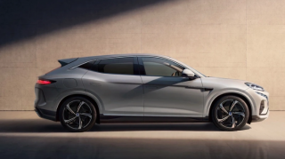 BYD-sini evdə saxlayır, altına xalça da sərib - VİDEO 