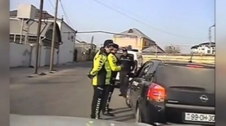 Kəmərə görə saxlanılan sürücü yol polisinə söyüşlə cavab verdi: “ Yalançının ...”    - VİDEO