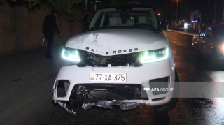 Bakıda “Range Rover” 3 maşına çırpıldı, xəsarət alan var    - FOTO