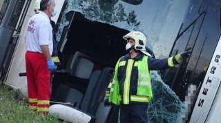 Ukraynalı qaçqınları daşıyan avtobus aşdı: Yaralılar var 