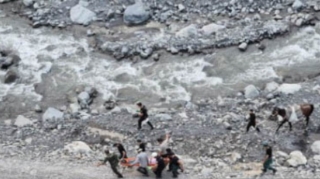 Qəbələdə atla dərəyə yıxılan çoban xilas edilib - FOTO