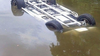 Goranboyda maşın su arxına düşdü 