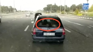 Uşaqlarını yük yerində daşıyan sürücüdən TƏHLÜKƏ  - VİDEO