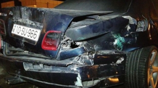 Abşeron rayonunda avtomobil yoldan çıxaraq arakəsməyə çırpılıb - FOTO 