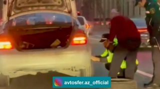 Yol polisi mərkəzi yolda maşının təkərini belə dəyişdi  - VİDEO