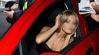 Polisdən qadın sürücüyə iyrənc təklif - Qalmaqal 