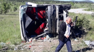 Reys avtobusu aşdı;  1-i ağır, 19 yaralı - FOTO 